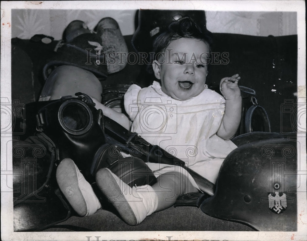 1944 Press Photo Eileen Saltsberg poses with part of her battle souvenirs - Historic Images