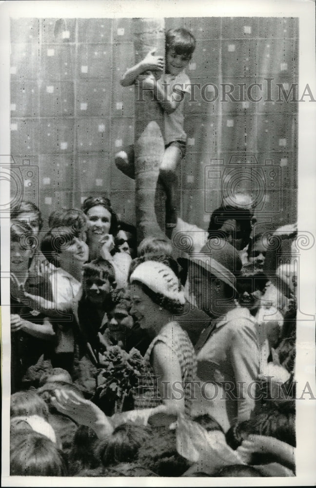 1968 Queen Elizabeth II surrounded by children &amp; teachers during - Historic Images