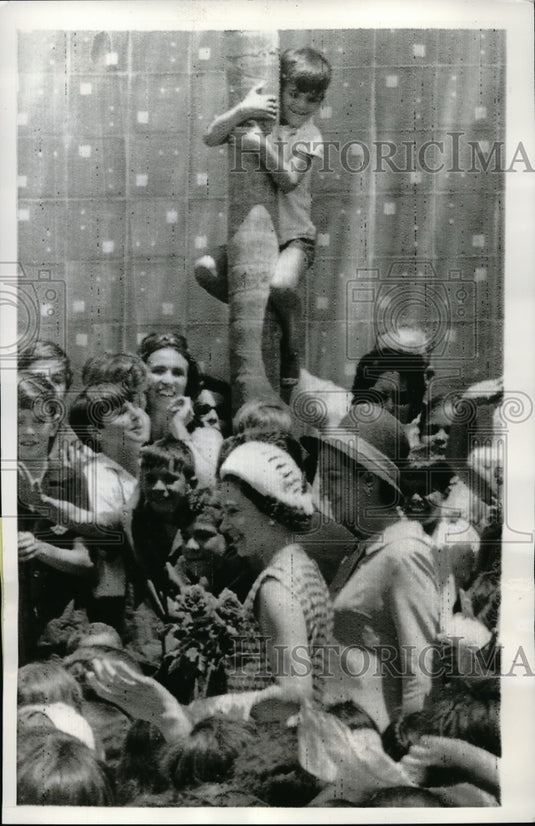 1968 Queen Elizabeth II surrounded by children & teachers during - Historic Images