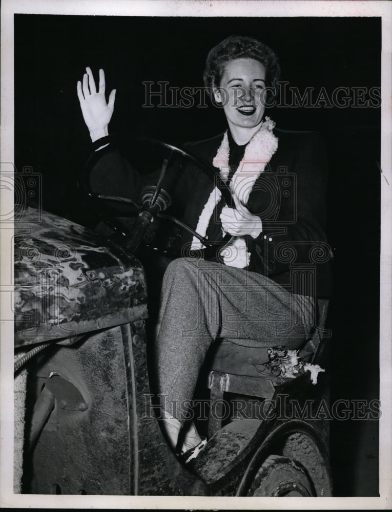 1945 Press Photo Georgina Campbell as she arrived in Chicago en route to wed - Historic Images