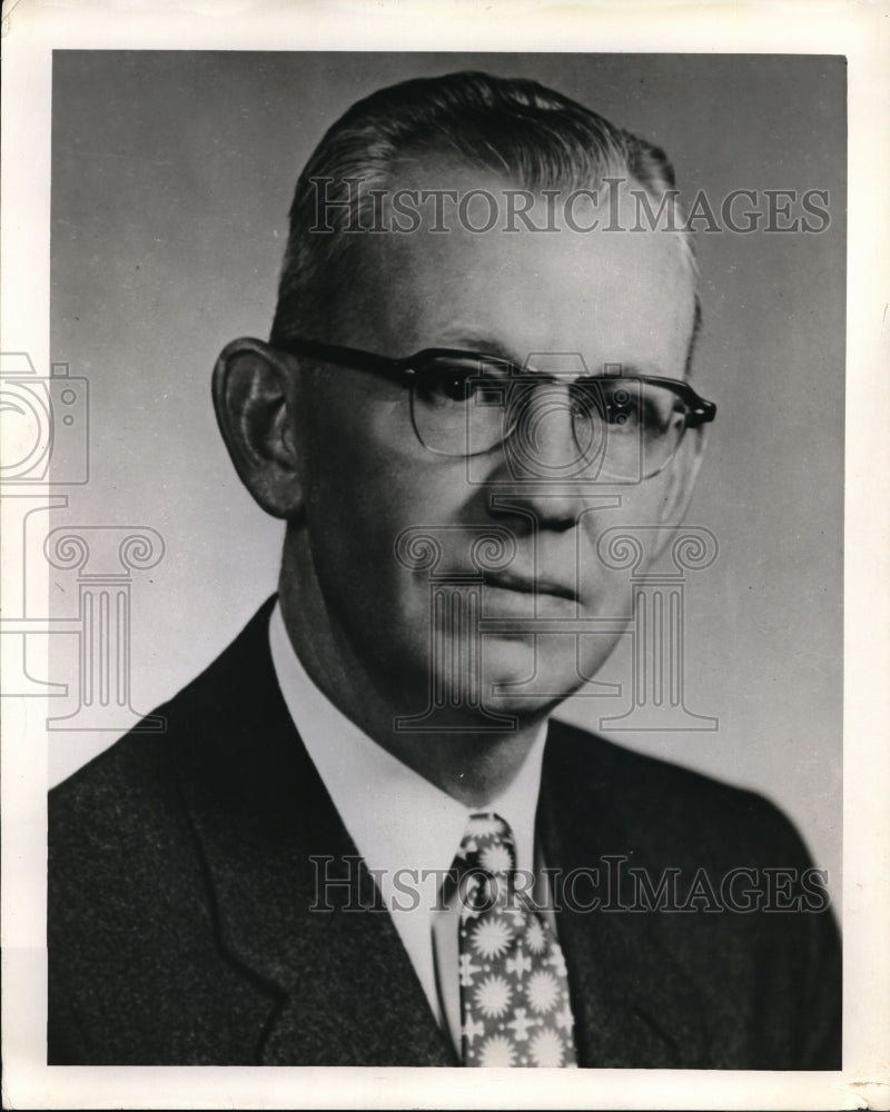 1963 Press Photo Herbert Elkins top executive at Owens-Corning Fiberglas - Historic Images
