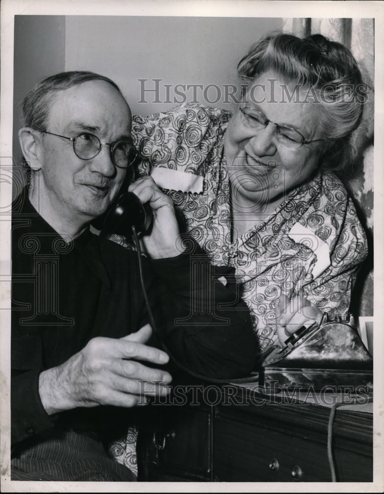 1951 Press Photo TL Dawson ecstatic after receiving word that his son Sgt 1C - Historic Images