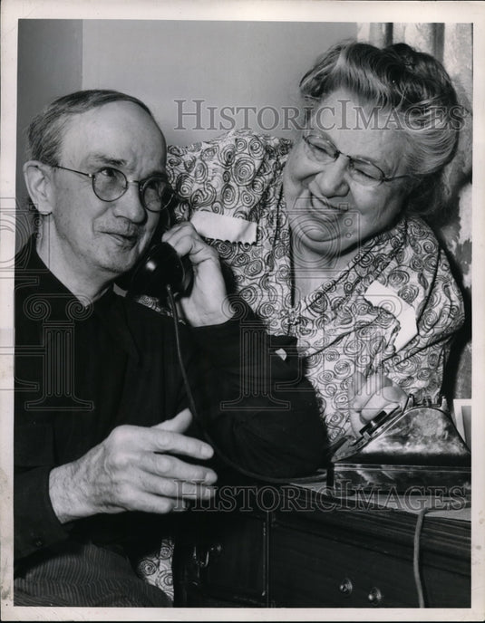 1951 Press Photo TL Dawson ecstatic after receiving word that his son Sgt 1C - Historic Images