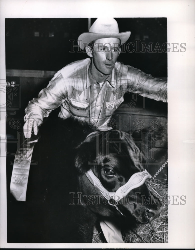 1956 Press Photo Kenneth Eithel with steer that won Summer Yearling Championship-Historic Images