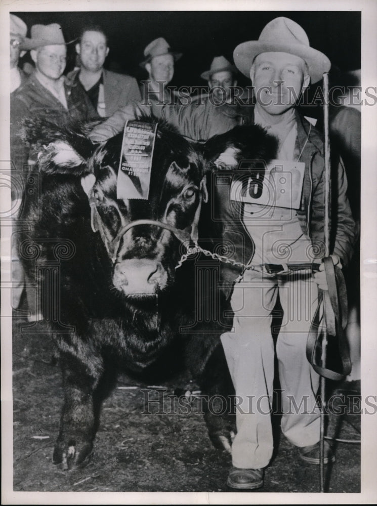 1951 Press Photo Herdsman George Edwards hugging his pet Toby after winning the-Historic Images