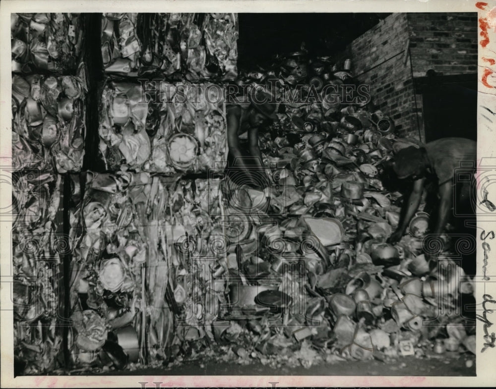 1941 Press Photo Two workers with a huge scrap heap of metal - Historic Images