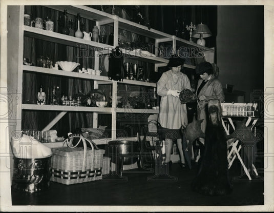 1939 Mrs Asa Shiverick & Mrs John Howell Look At Items During - Historic Images