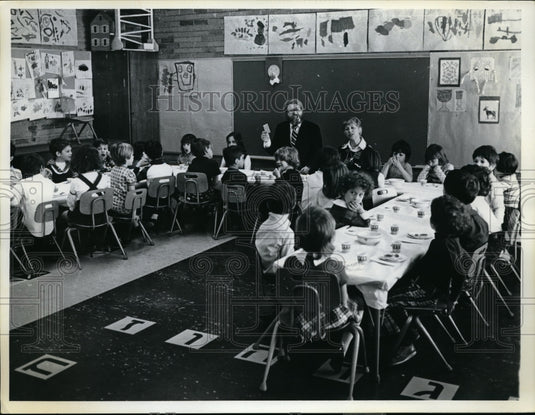 Press Photo Rabbi Frederick Eisenberg & Mrs. Jeanne Epstein Teach Model Seder - Historic Images