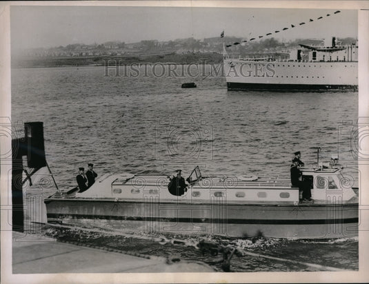 1936 King Edward on Royal barge & destroyer Express  - Historic Images