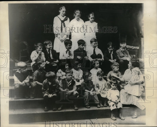 1923 Press Photo Mrs. RE Baals adopted family of Twenty Five - Historic Images