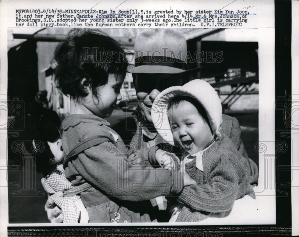 1959 Press Photo Kim In Soon, 5, sister Kim Yun Joon, new father Canute Johnson - Historic Images