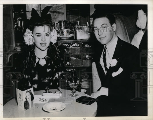 1942 Press Photo Esme O'Brien with Robert Sarnoff, Engage Couple at Hotel Pierre - Historic Images