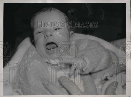 1941 Cleveland, Ohio Beverly Ann Saxton, 11 days old with teeth - Historic Images