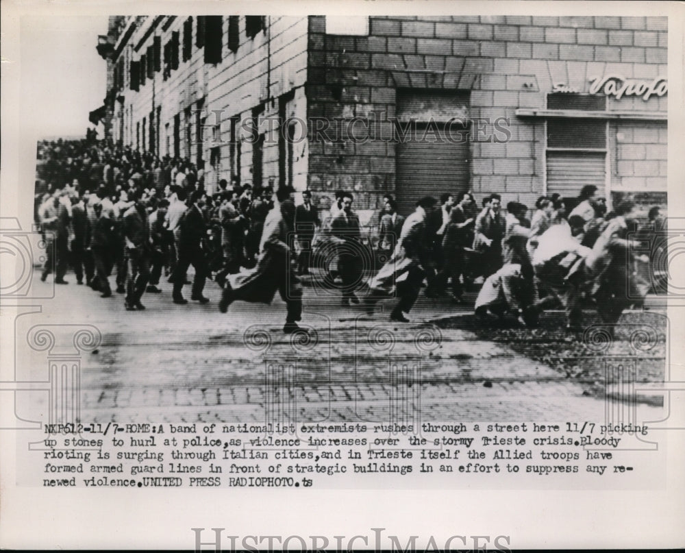 1953 Press Photo Rome, Italy Extremist rioters vs local police - neb61181- Historic Images