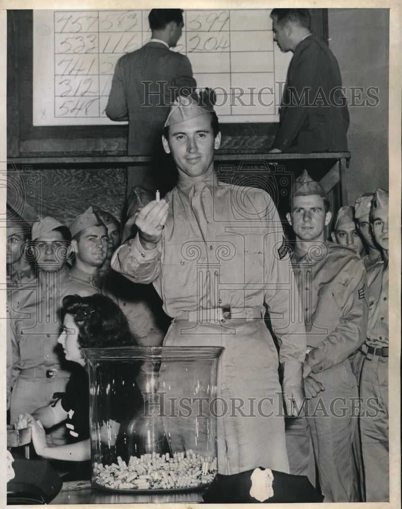 1941 Press Photo Wash.D.C. Corp A Biddle Dule at 2nd Draft lottery - neb61414-Historic Images