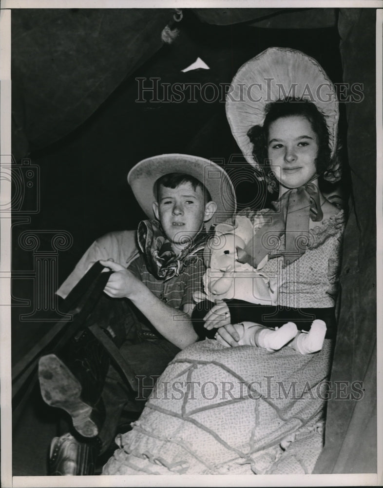 1938 Press Photo Barry Sharkey &amp; Dolly Dorrite with toys - Historic Images