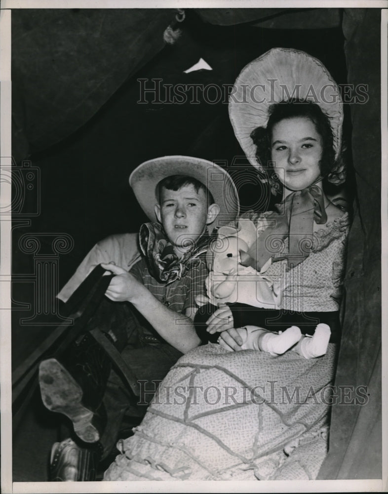 1938 Press Photo Barry Sharkey & Dolly Dorrite with toys - Historic Images
