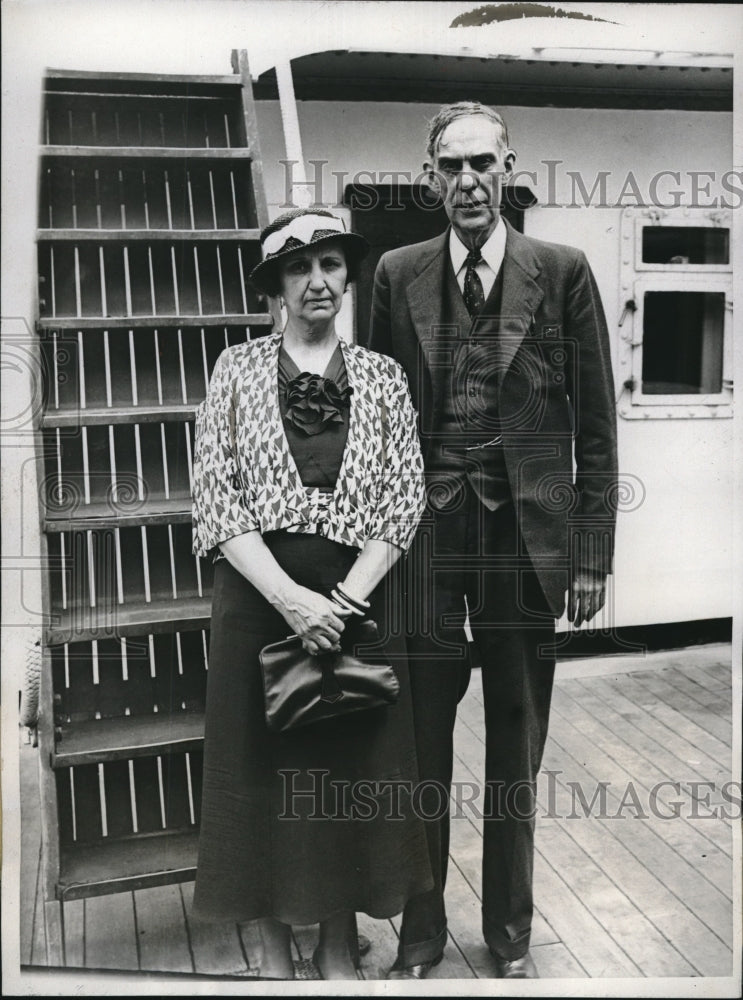 1933 Press Photo Frank J Delaney of Chicago & wife head to World Economic Conf. - Historic Images