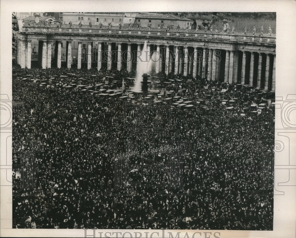 1939 Press Photo Crowd Gathers Outside St Peters As Cardinal Pacelli - neb61512 - Historic Images