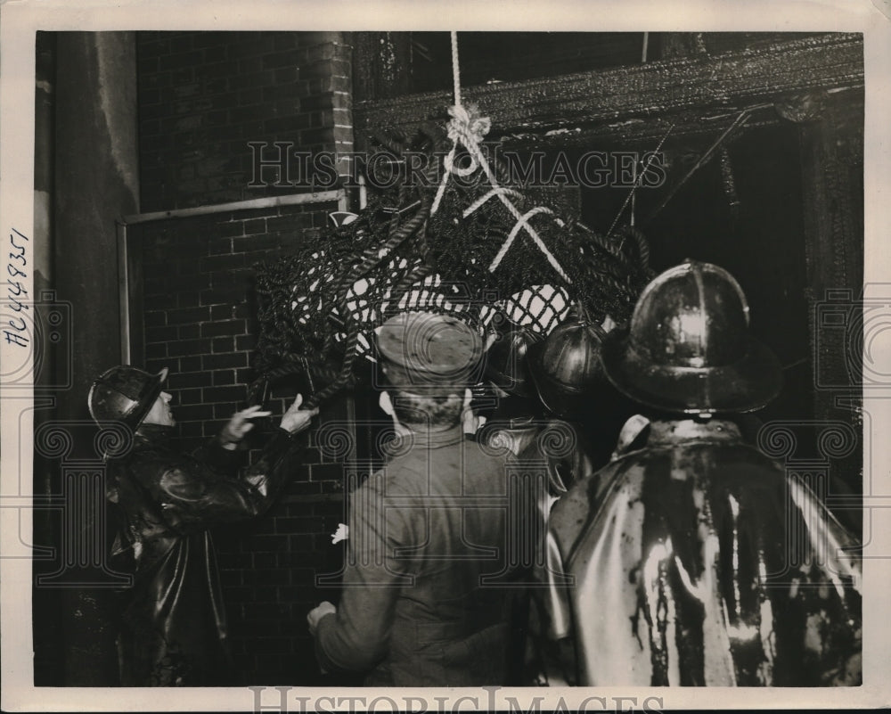 1938 Press Photo Atlanta, Ga. firemen remove victims from hotel fire - Historic Images