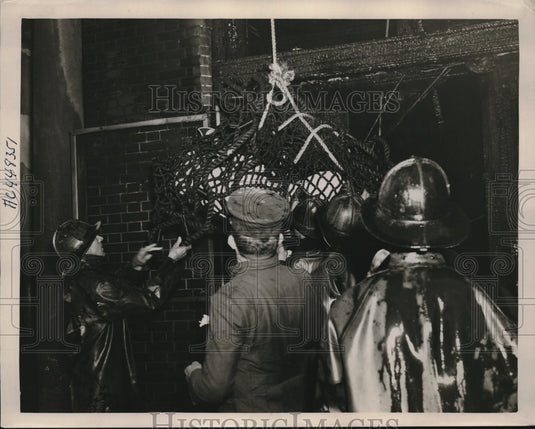 1938 Press Photo Atlanta, Ga. firemen remove victims from hotel fire - Historic Images