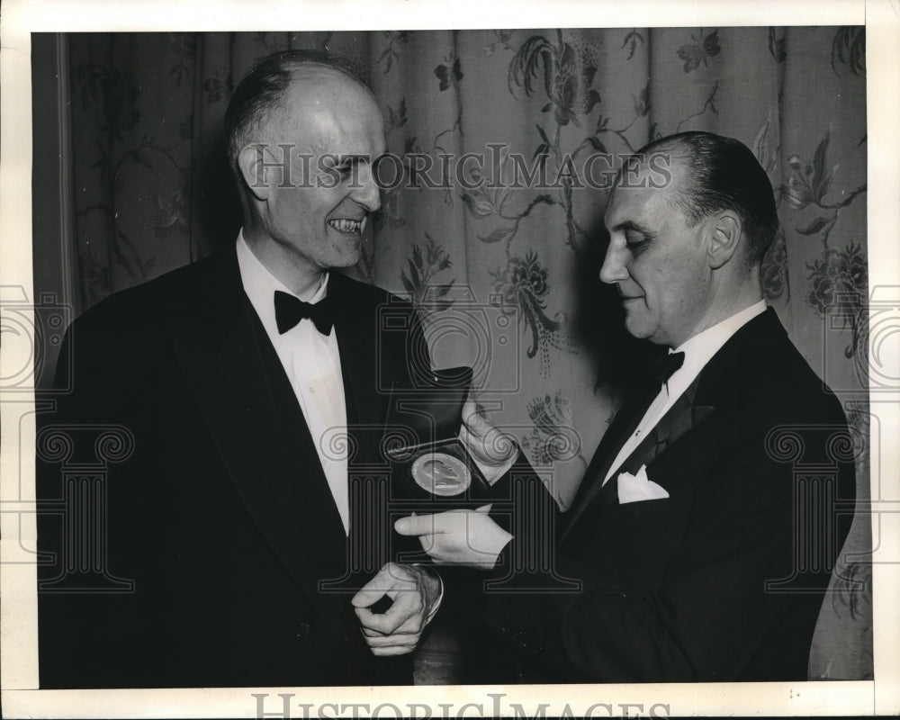 1943 Frank Shaw, inventor of plastic molding process, honored in NY ...