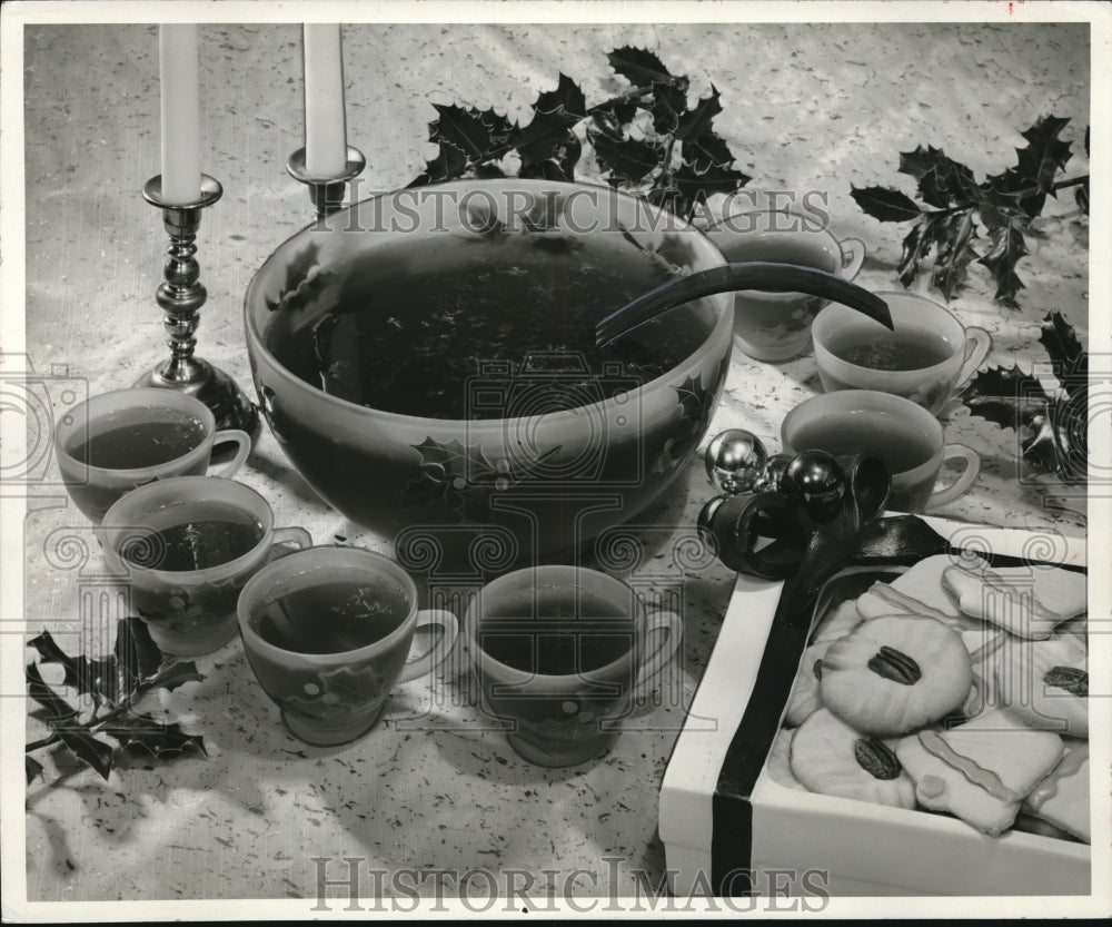 1953 Press Photo Christmas punch bowl with Hot Claret punch - Historic Images