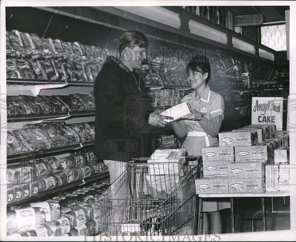 1968 Press Photo Pick &amp; Pay grocery, M Harcar, Mickie Fugate - neb61607 - Historic Images