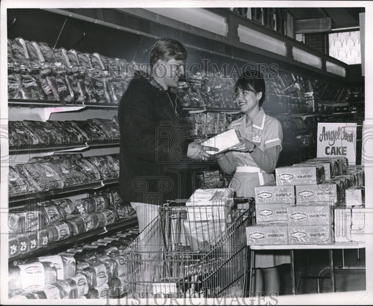1968 Press Photo Pick & Pay grocery, M Harcar, Mickie Fugate - neb61607 - Historic Images