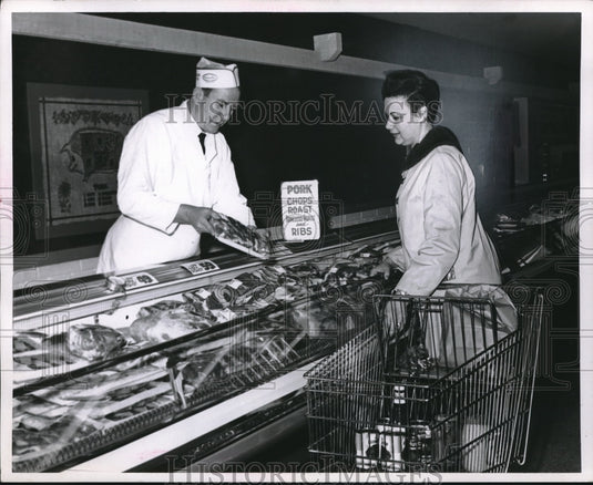 1968 Cleveland Pick & Pay grocery, M Gekas & Mrs B Mehalic - Historic Images
