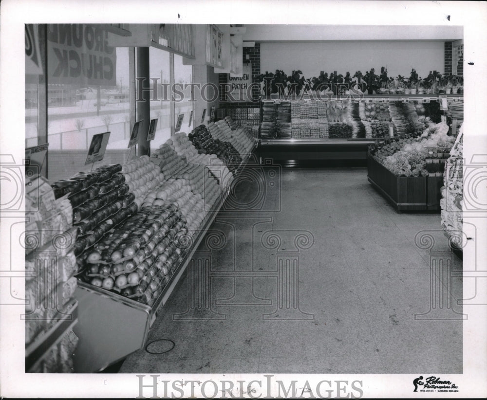 1968 Press Photo Produce dept of Pick &amp; Pay grocery in Cleveland - neb61611 - Historic Images