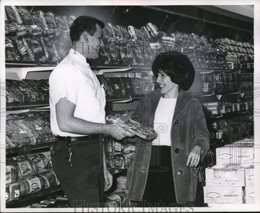 1968 Press Photo Mrs Szell, Bob Urban at Cleveland Pick & Pay grocery - Historic Images