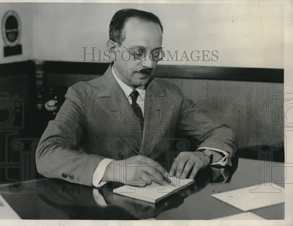 1932 Press Photo Edward A Dato at his Chicago office - neb61665-Historic Images