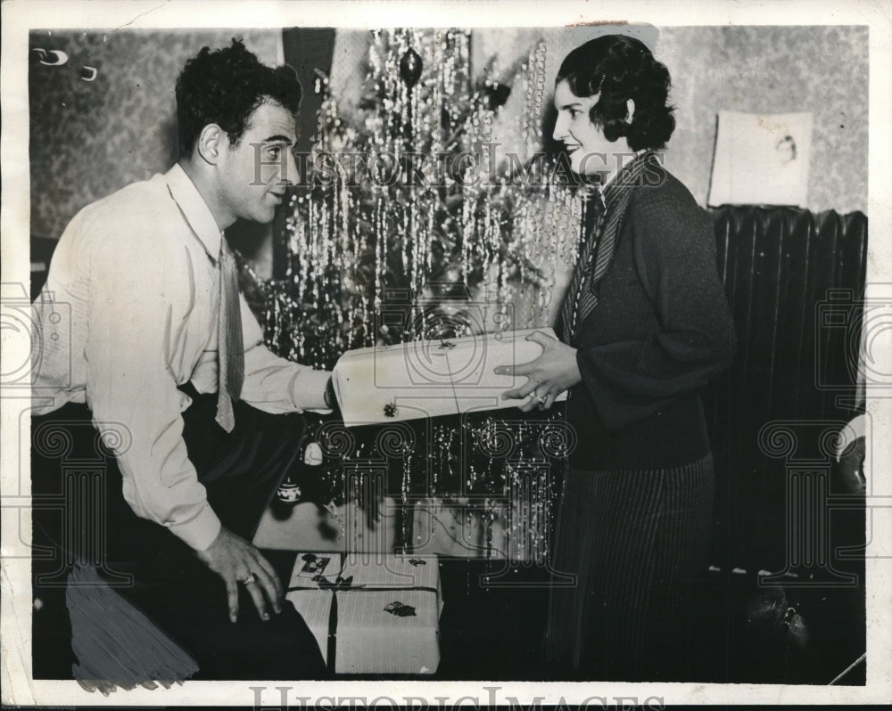 1936 Press Photo Wayne Millner giving a gift to his fiancee Ann Perry during a - Historic Images