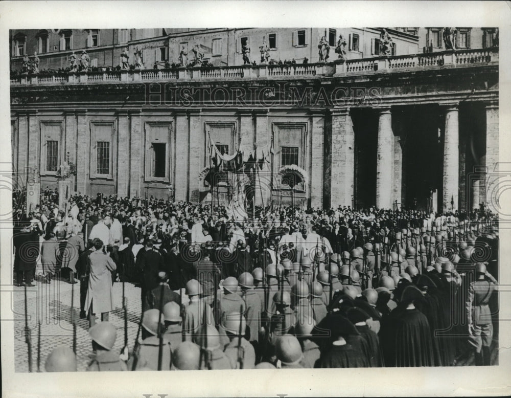 1934 Press Photo Italian troops present arms in honor of Pope Pius passing-Historic Images