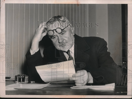 1937 Press Photo An American tax payer anxious in filling his income tax - Historic Images