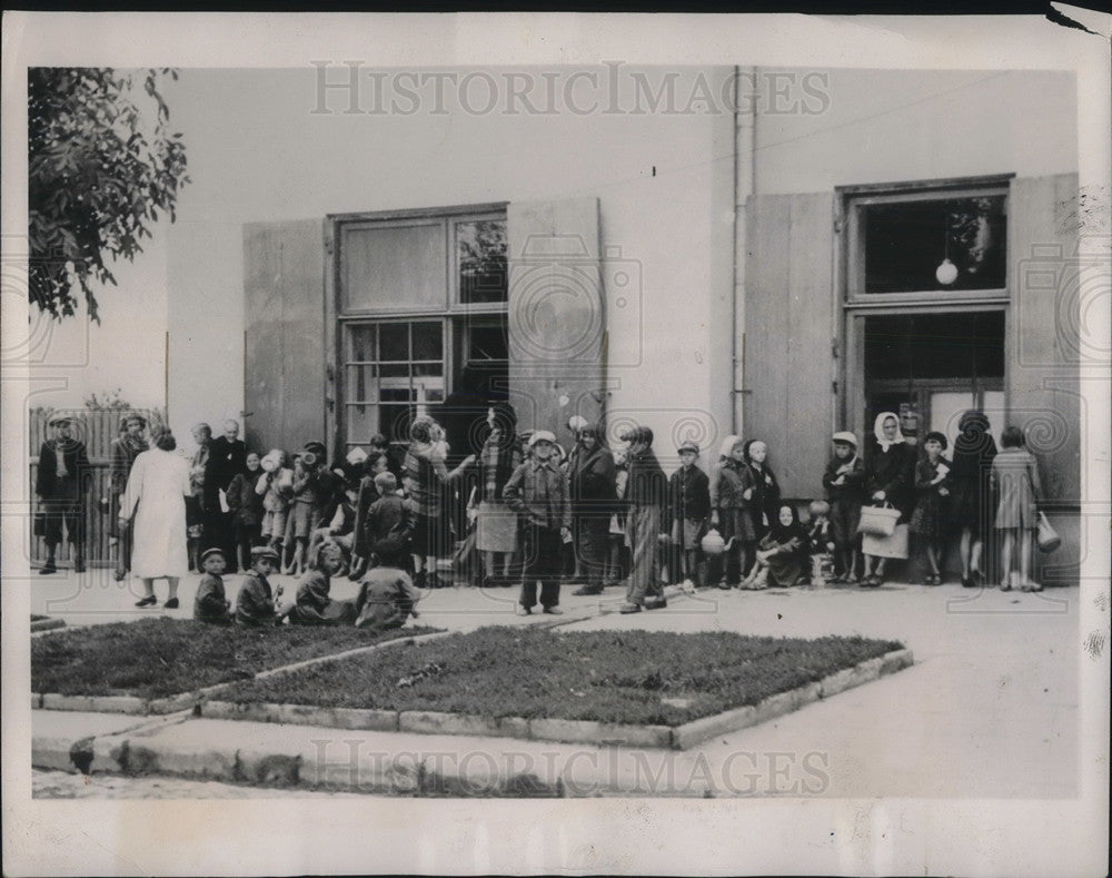 1941 Press Photo Women and Children wait in front of Emergency office in Warasaw-Historic Images