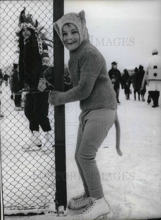 1963 Press Photo Kitten spied on by impressive Indian Chief - Historic Images