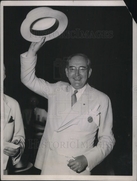 1936 Vandenburg raises his hat  - Historic Images