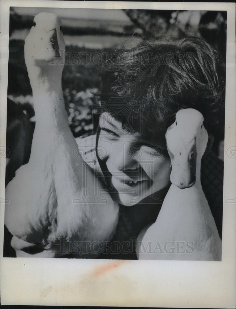 1962 Press Photo Sasha Isaev with two ducks she raised over the summer - Historic Images