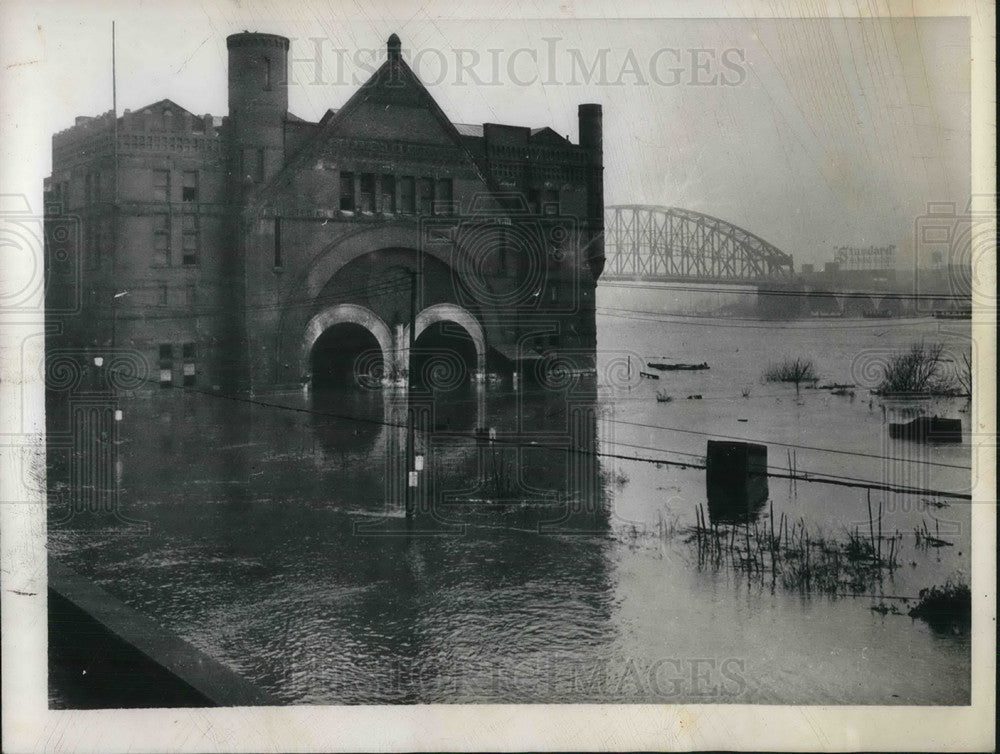 1945 Press Photo Pittsburgh famed old Exposition Bldg. in deep Flood waters - Historic Images