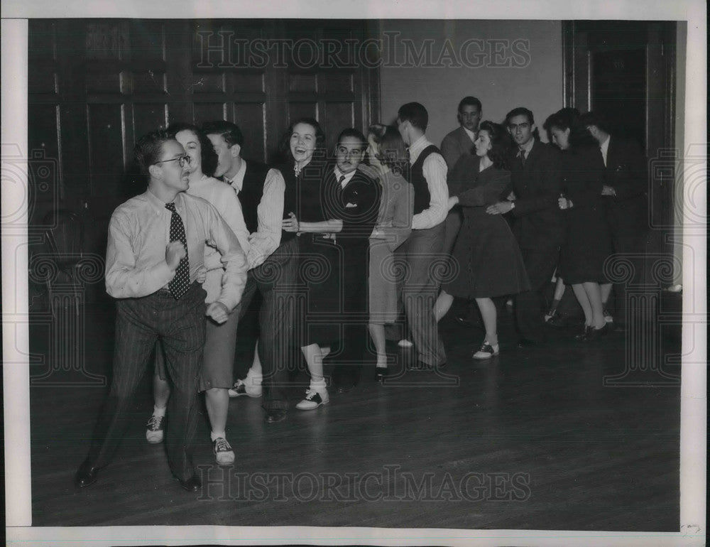 1941 Press Photo Latins Visitors taught University Student do the La Congo-Historic Images