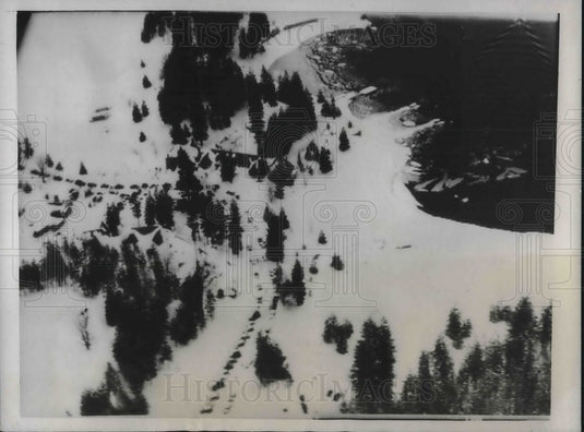 1933 Hundreds of motorist marooned in Heavy snow in California - Historic Images