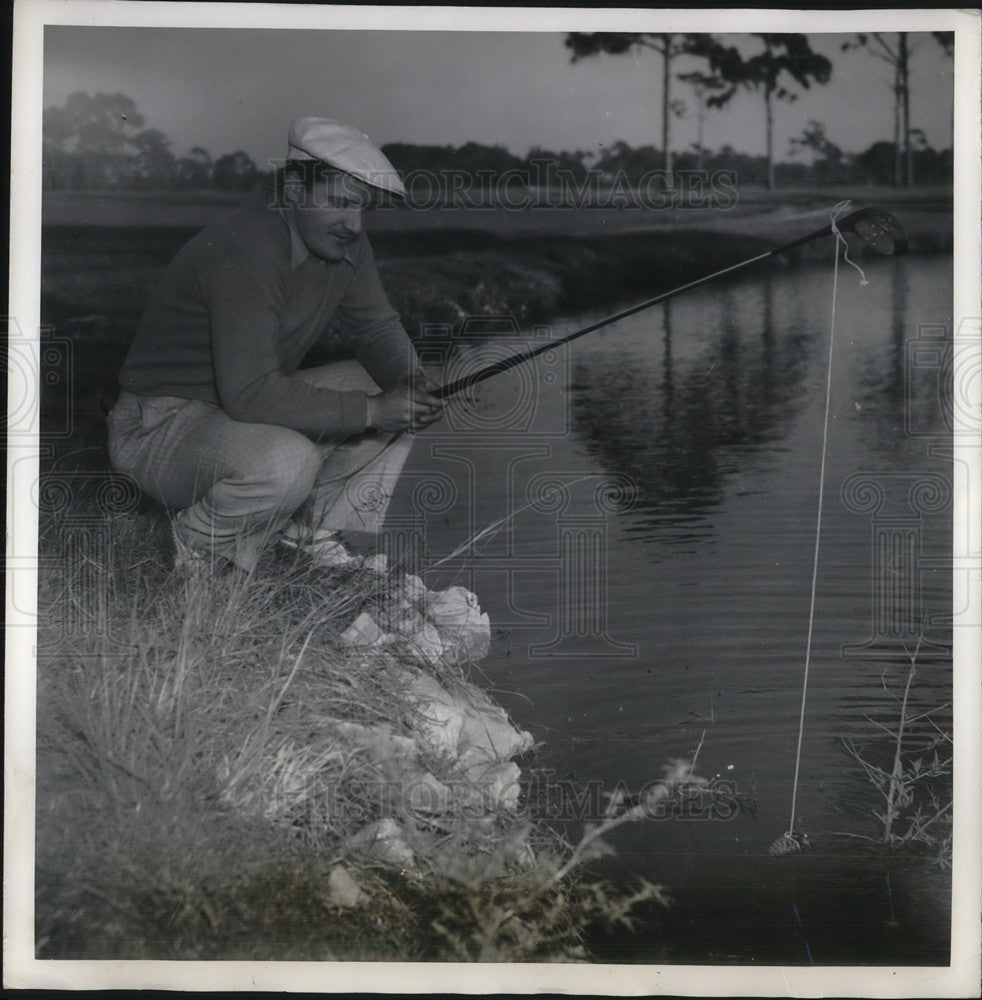 1938 Press Photo Joe Medwick Cardinal outfielder fishing at St Petersburgh Fla - Historic Images