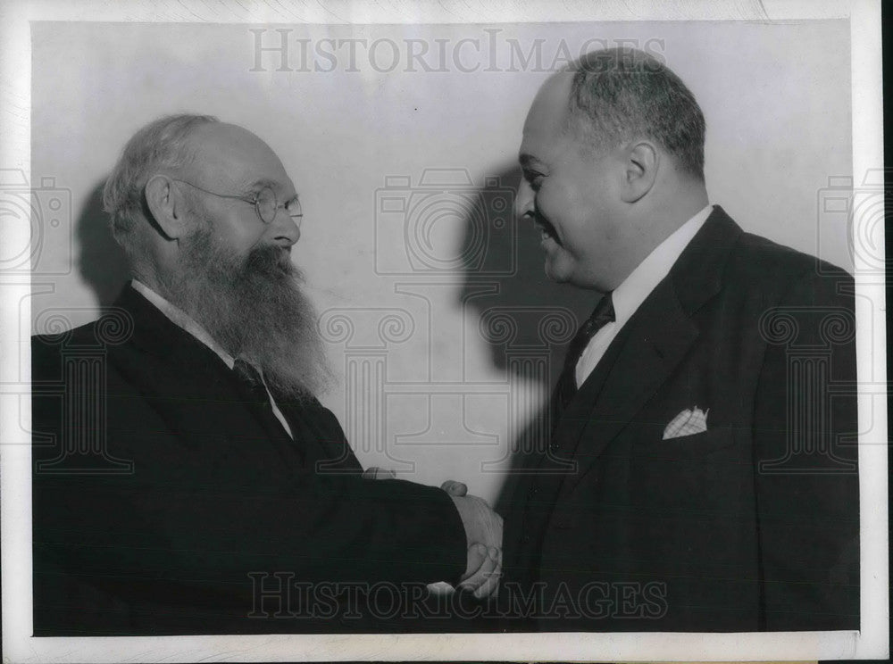 1943 Press Photo Uncle Tom Moss &amp; atty Louis Lebowitz aids release from DC ward - Historic Images