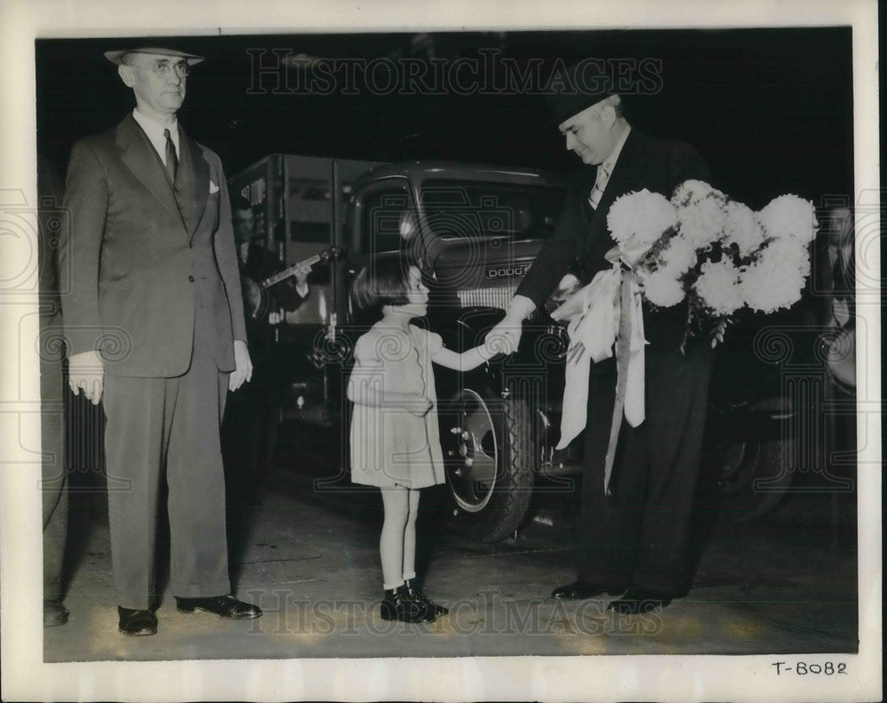 1936 Press Photo Loretta Kalinin Presented A Bouquet To Joseph Bruke- Historic Images