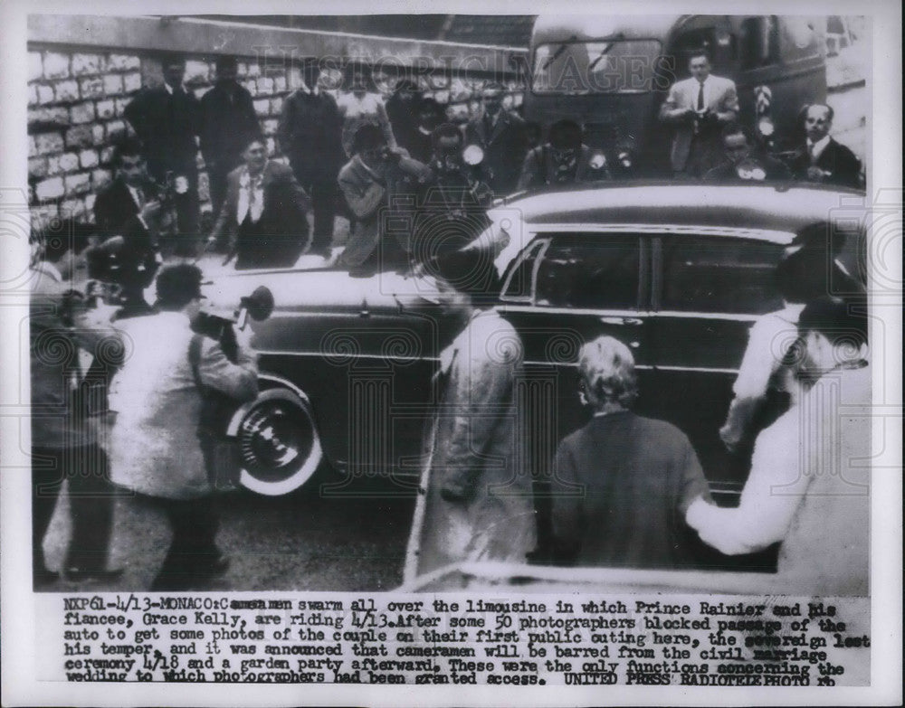 1956 Press Photo Cameramen Surrounded The Limousine - Historic Images