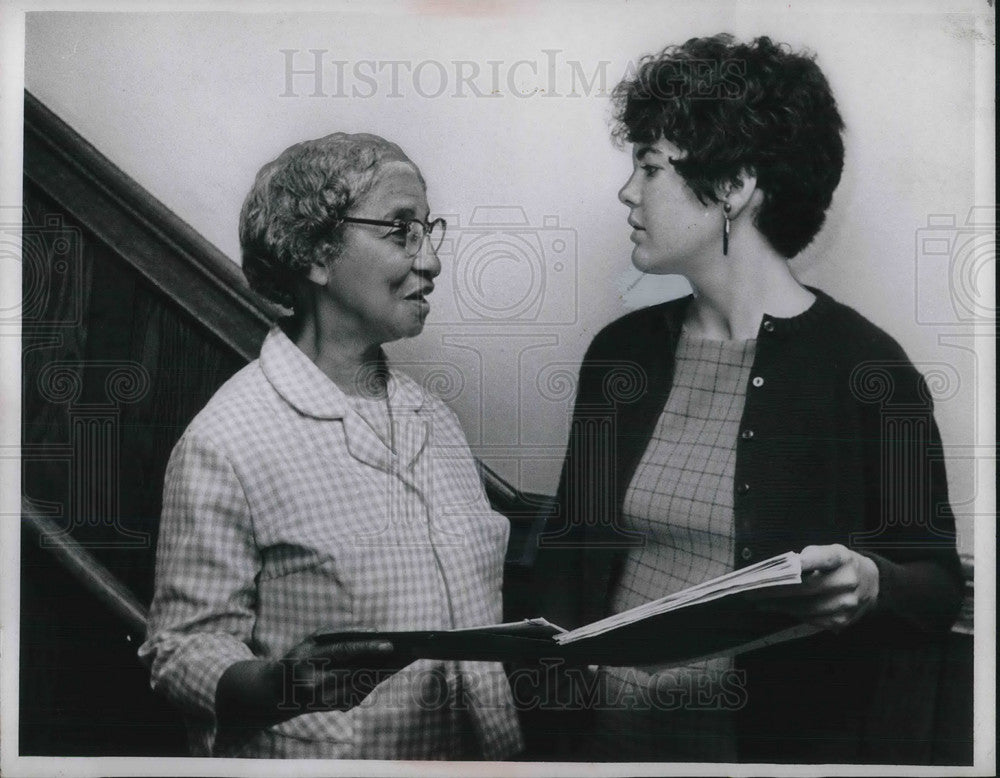Press Photo Senior organizer Isabel Williams with Yvonne Young - neb62769 - Historic Images