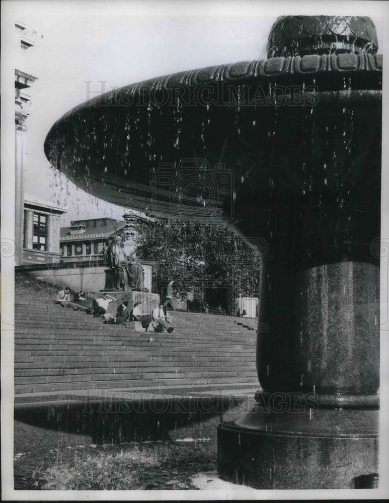 1957 Press Photo Columbia University students enjoy spring weather at a fountain-Historic Images