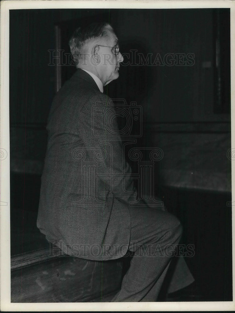 1940 Press Photo A man sits at an art museum looking at works of art - neb62927 - Historic Images